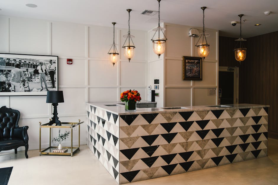 Explore a elegante área de receção de um hotel boutique em Miami Beach, que exibe um design costeiro moderno e uma decoração vibrante.