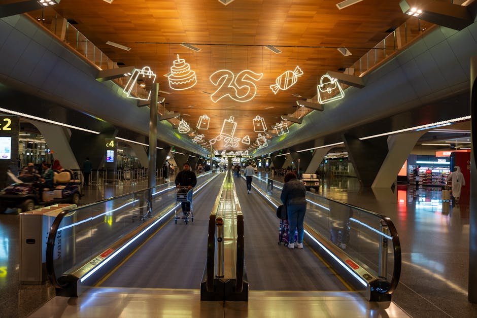Cena dinâmica de viajantes no Aeroporto Internacional Hamad, em Doha, com decoração festiva no teto.
