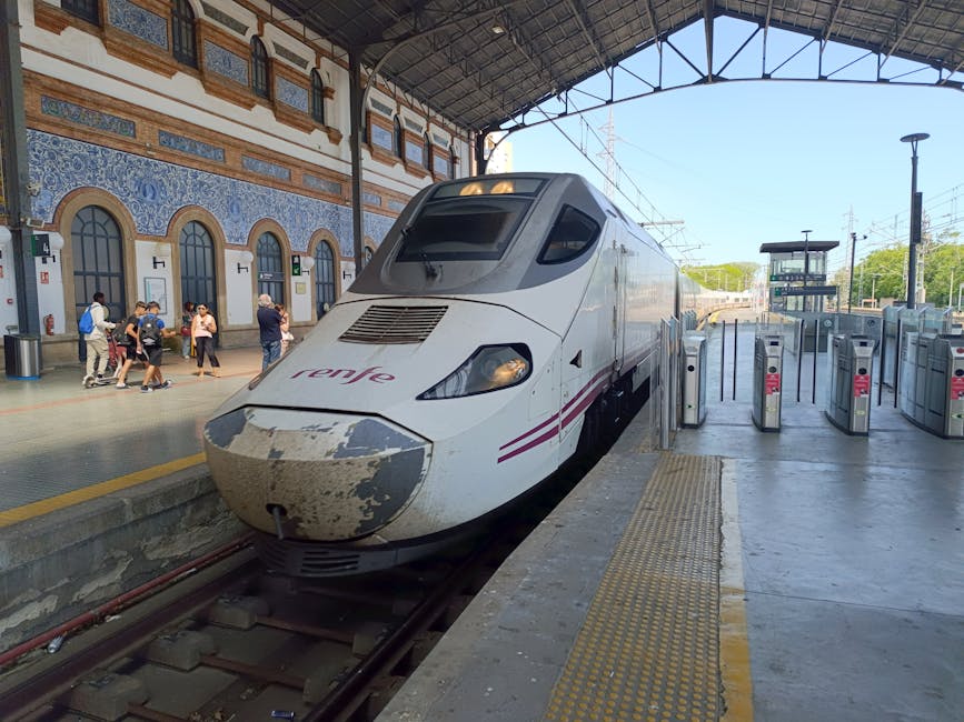 Comboio moderno na estação de comboios de Jerez de la Frontera, capturando uma cena animada com passageiros.