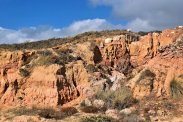 Belas formações rochosas na Guia, Faro, Portugal, sob um céu azul límpido.