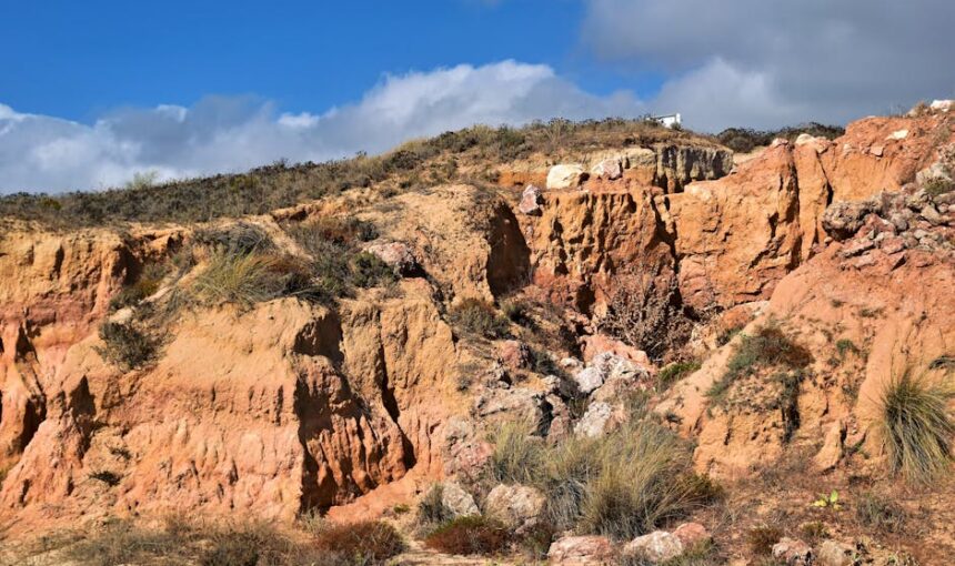 Belas formações rochosas na Guia, Faro, Portugal, sob um céu azul límpido.