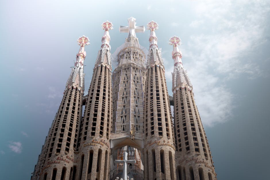 Vista deslumbrante das torres intrincadas da Sagrada Família contra um céu limpo em Barcelona.