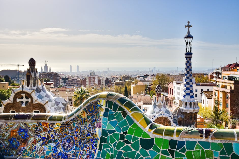 Vista de Barcelona a partir do Park Güell, mostrando a arquitetura em mosaico e o horizonte da cidade.