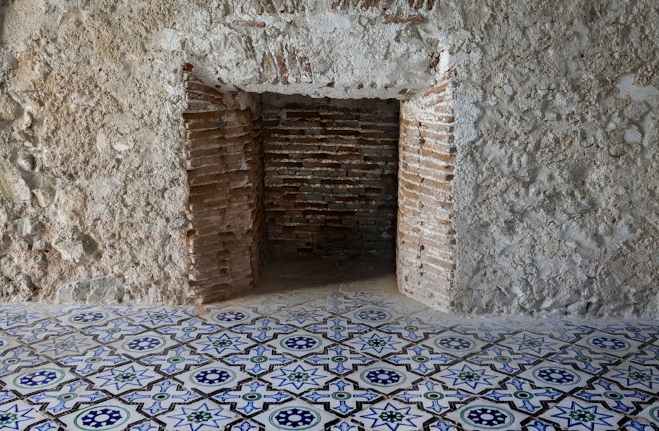 Interior rústico com paredes de tijolo exposto e azulejos com padrão mediterrânico.