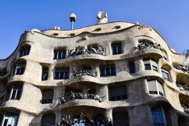 Vista detalhada da icónica Casa Milà, uma obra-prima de Gaudí em Barcelona.