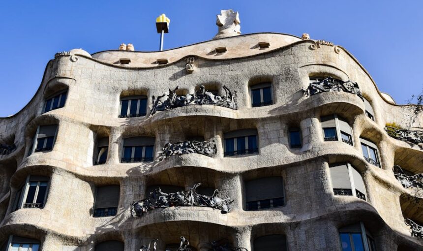 Vista detalhada da icónica Casa Milà, uma obra-prima de Gaudí em Barcelona.