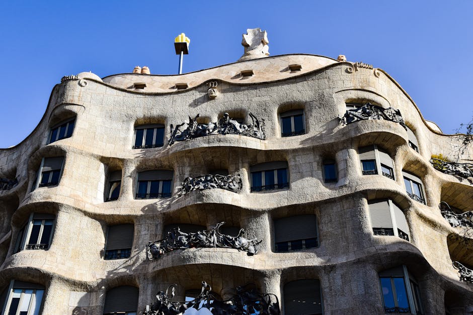 Vista detalhada da icónica Casa Milà, uma obra-prima de Gaudí em Barcelona.