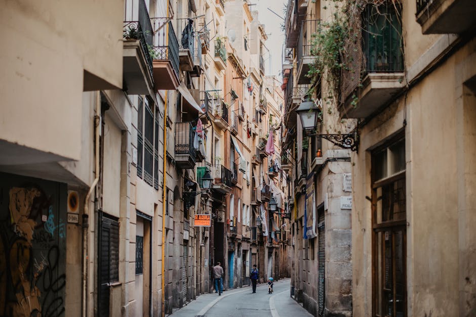 Explore a rua estreita e histórica no Bairro Gótico de Barcelona, com a sua arquitetura vibrante.