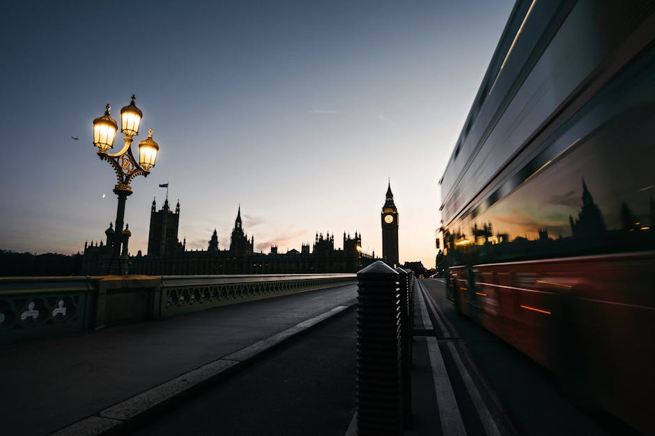 Fotografia dramática do Big Ben e de um autocarro de dois andares na Ponte de Westminster ao anoitecer.