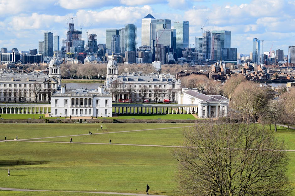 Parque de Greenwich com uma vista impressionante do horizonte de Canary Wharf em Londres, Reino Unido.