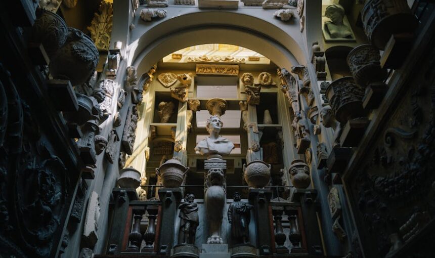 Esculturas e entalhes intrincados adornam o interior do Sir John Soane's Museum em Londres.