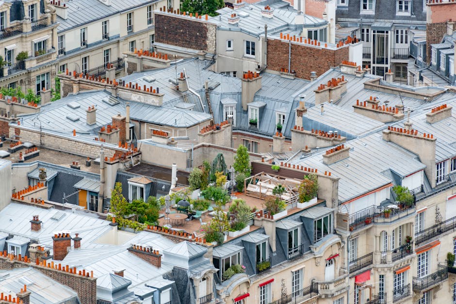 Vista aérea dos telhados de Paris com jardins e terraços encantadores, mostrando a vegetação urbana.
