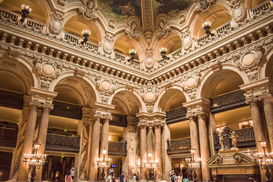 Explore a beleza ornamentada do interior luxuoso e histórico do Palais Garnier em Paris.