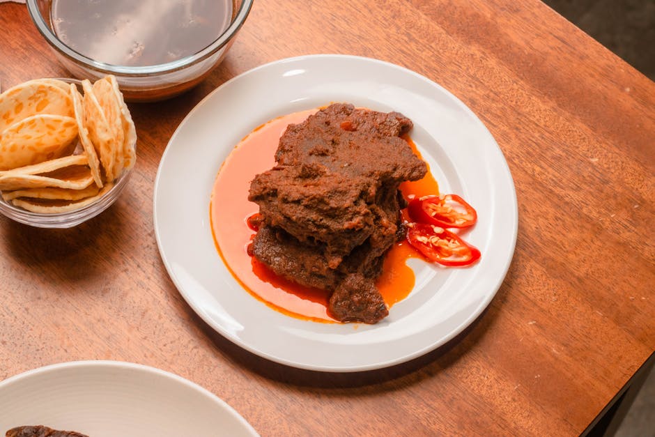 Saboreie os ricos sabores do guisado de carne nigeriano com rodelas de tomate fresco e pão achatado tradicional.