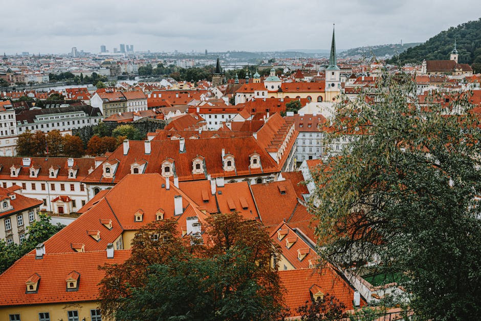 Vista aérea de Praga, com os seus icónicos telhados de terracota e arquitetura histórica.