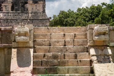 Vista detalhada de degraus de pedra antigos em Chichén Itzá, mostrando a arquitetura maia histórica.