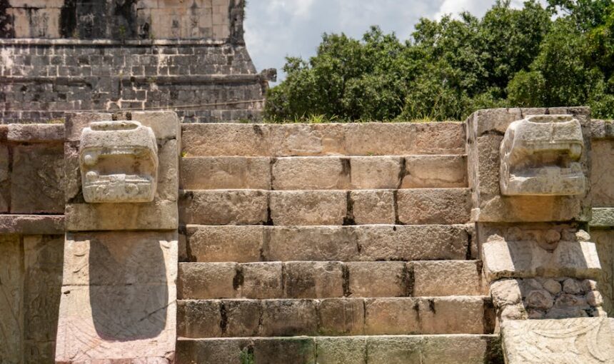 Vista detalhada de degraus de pedra antigos em Chichén Itzá, mostrando a arquitetura maia histórica.