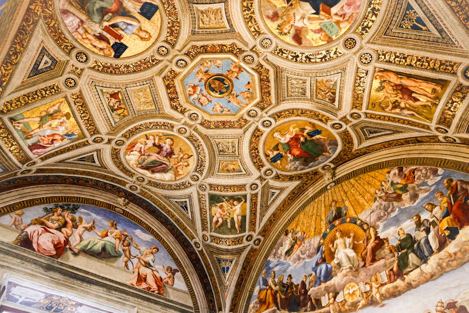 Afrescos intrincadamente pintados adornam os tetos dos Museus do Vaticano, exibindo a arte romana.