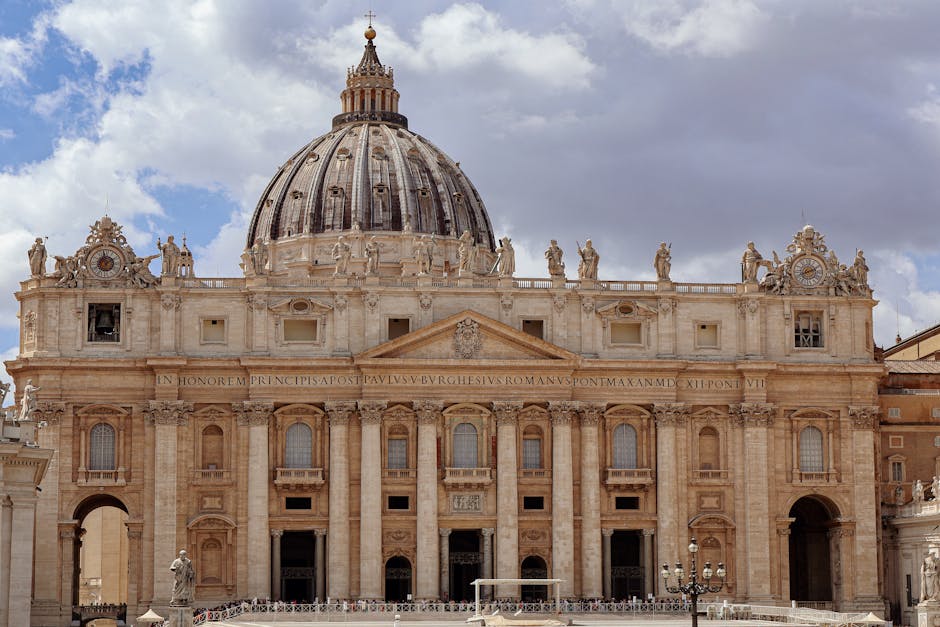 Explore a grandiosidade da Basílica de São Pedro na Cidade do Vaticano, com os seus deslumbrantes pormenores arquitetónicos.