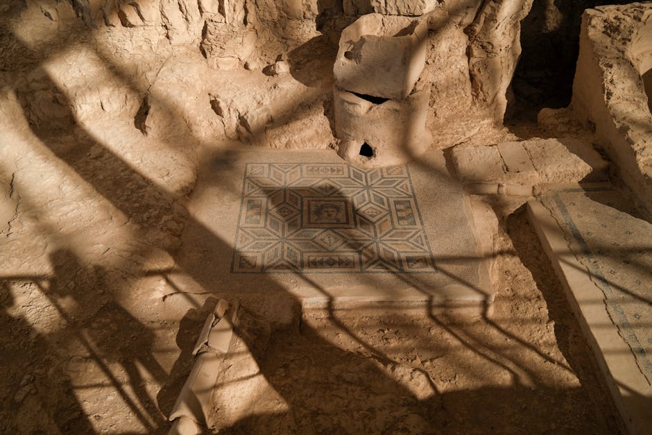 Explore o detalhado mosaico romano antigo em Gaziantep, Turquia, descoberto numa escavação arqueológica.