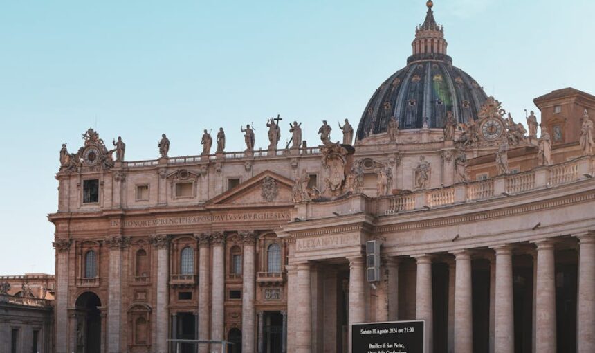 Captura da icónica cúpula e fachada da Basílica de São Pedro na Cidade do Vaticano, exibindo arquitetura barroca.