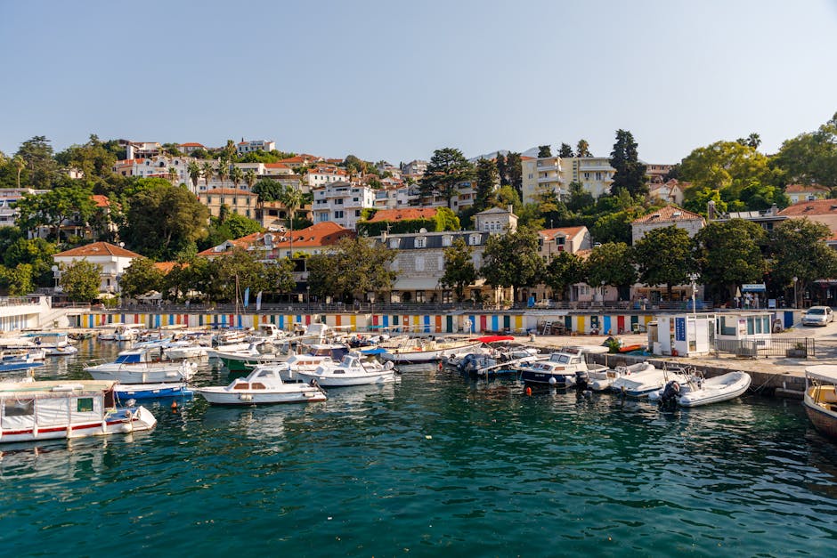 Vista serena de marina com barcos e frente marítima colorida em Herceg Novi, Montenegro.