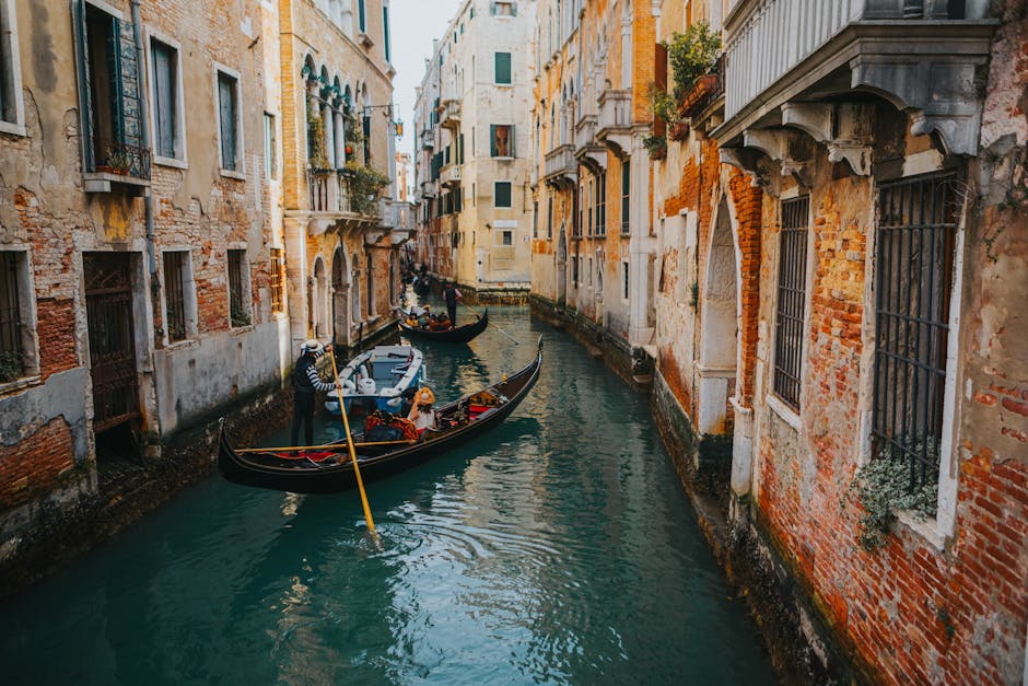 Explore a beleza tranquila de Veneza com gôndolas a deslizar por canais históricos e edifícios rústicos.