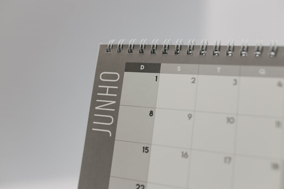 Vista aproximada de um calendário de espiral com o mês de junho e uma grelha de datas.