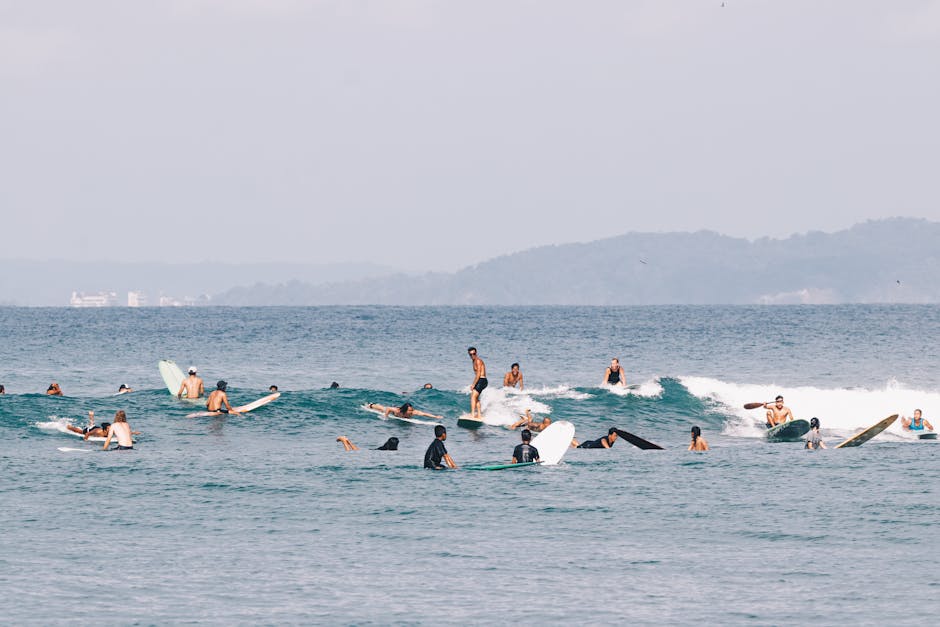 Um grupo de surfistas a apanhar ondas na costa de Java Ocidental, Indonésia.