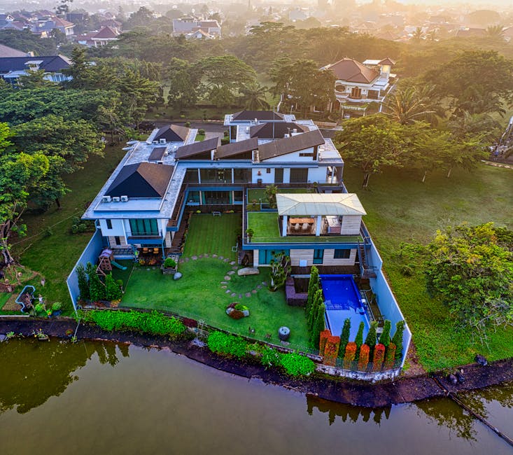 Vista aérea deslumbrante de uma villa de luxo junto ao rio em Tangerang, Indonésia.