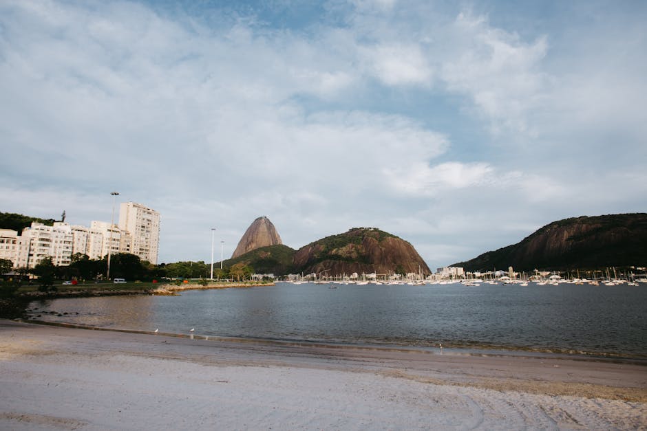 Vista deslumbrante do Pão de Açúcar e da Baía de Botafogo no Rio de Janeiro, Brasil, capturada durante o dia.