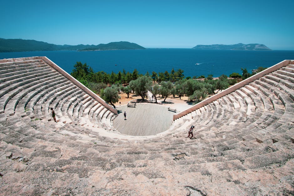 Explore o antigo Teatro de Antiphellos com uma vista deslumbrante do Mar Mediterrâneo e uma paisagem luxuriante.