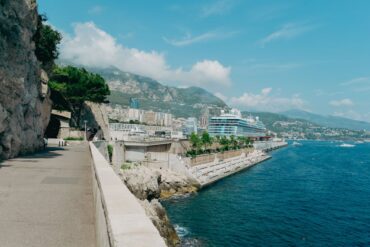 Explore a pitoresca costa do Mónaco com vistas deslumbrantes do Mediterrâneo e um luxuoso navio de cruzeiro.