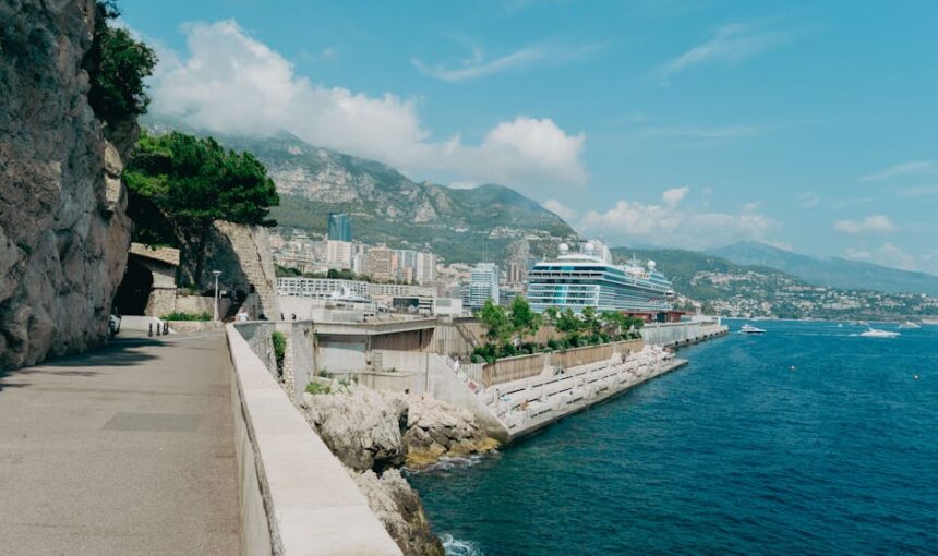 Explore a pitoresca costa do Mónaco com vistas deslumbrantes do Mediterrâneo e um luxuoso navio de cruzeiro.