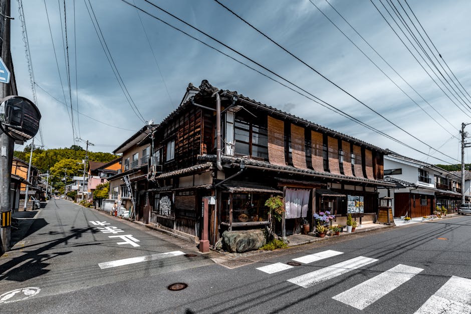 Explore uma rua tradicional japonesa com casas de madeira históricas e arquitetura única numa encruzilhada tranquila.