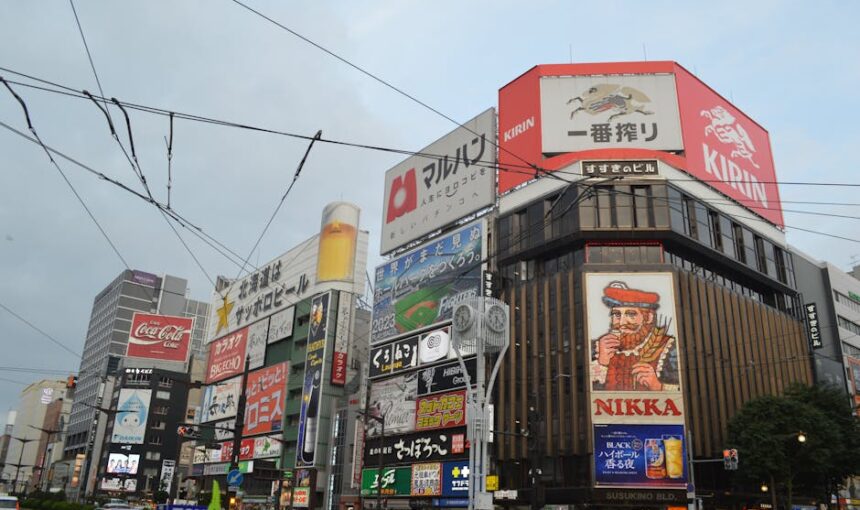 Paisagem urbana movimentada na Interseção Susukino de Sapporo, exibindo outdoors vibrantes e arquitetura urbana.