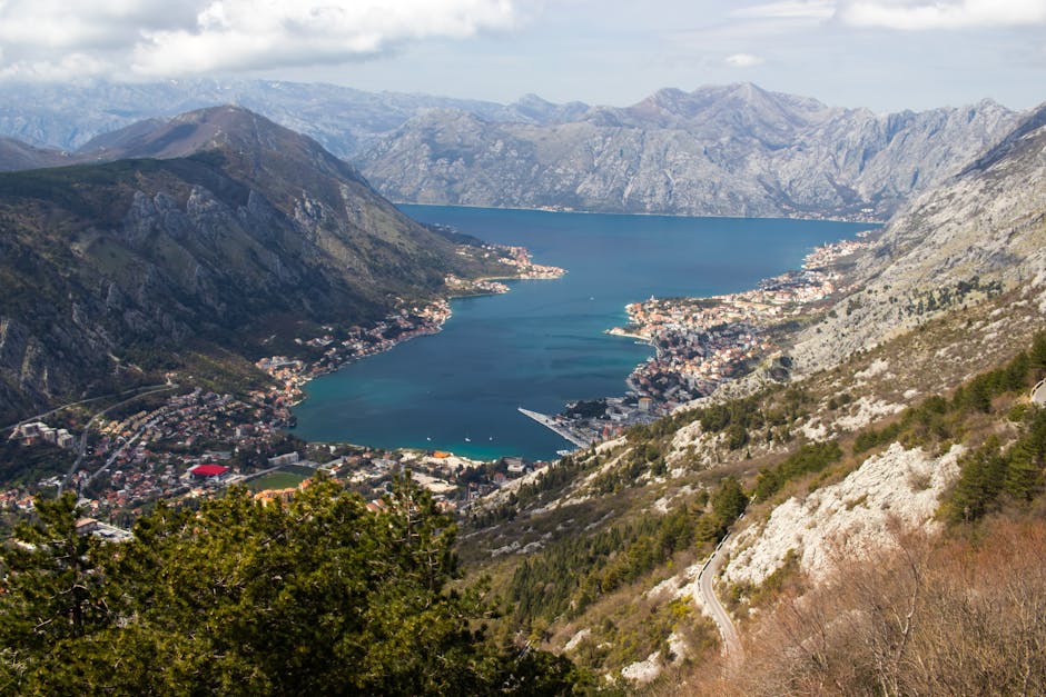 Vista aérea deslumbrante da magnífica Baía de Kotor, rodeada por montanhas imponentes em Montenegro.