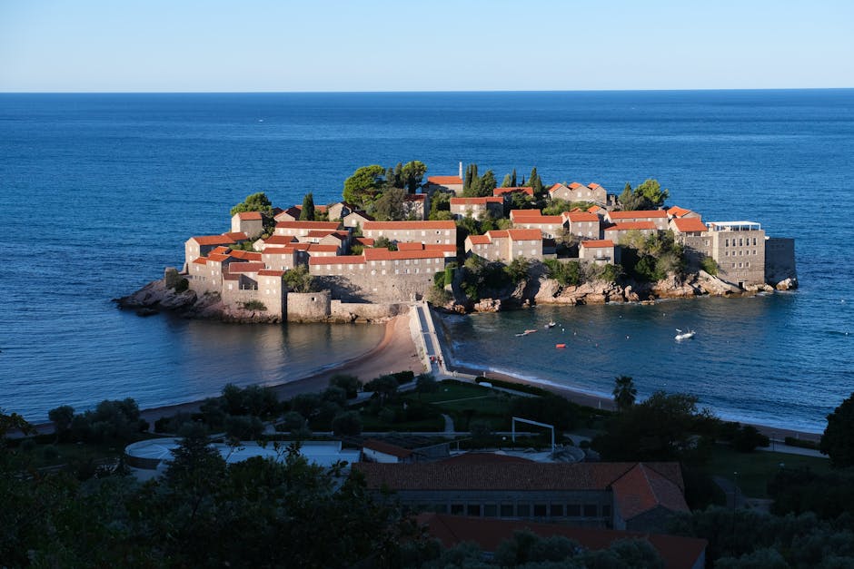 Vista aérea deslumbrante da histórica ilha de Sveti Stefan com águas azuis cristalinas.
