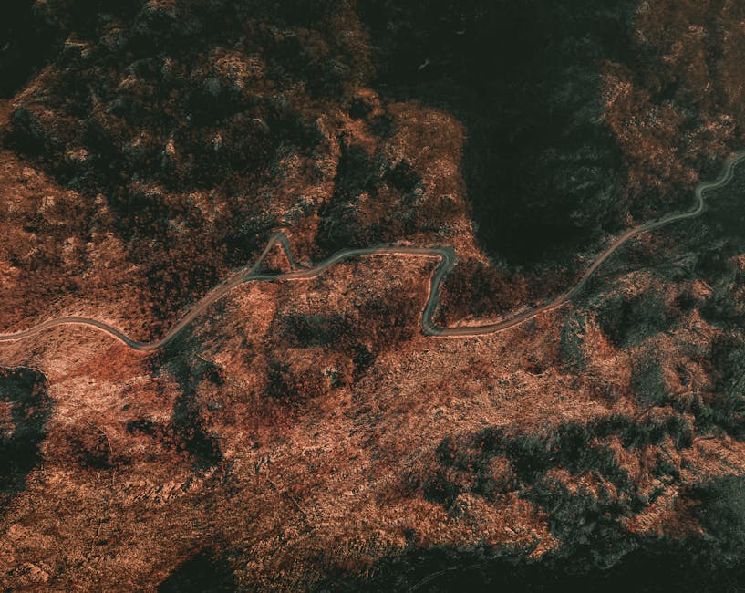 Vista aérea deslumbrante de uma estrada sinuosa a atravessar montanhas agrestes em Fundina, Montenegro.