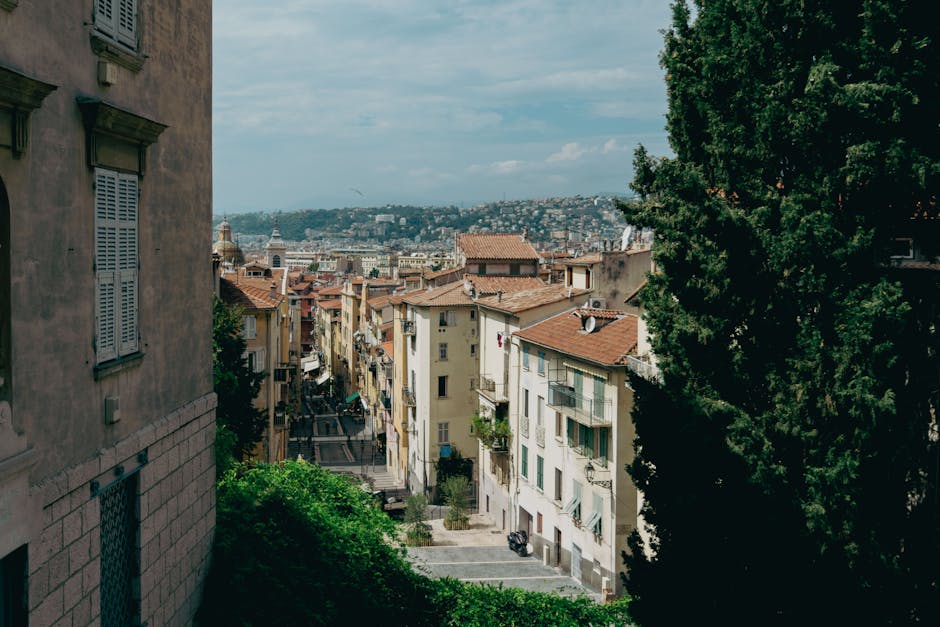 Explore as ruas pitorescas de Nice, com arquitetura histórica e vistas deslumbrantes das colinas.