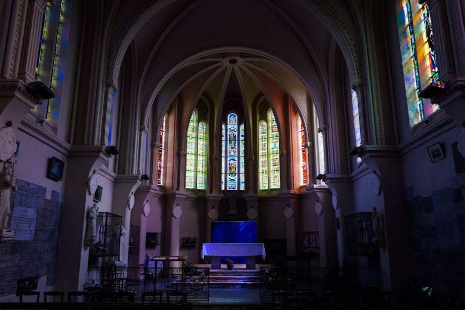 O interior deslumbrante de uma catedral gótica, exibindo arquitetura intrincada e vitrais coloridos.