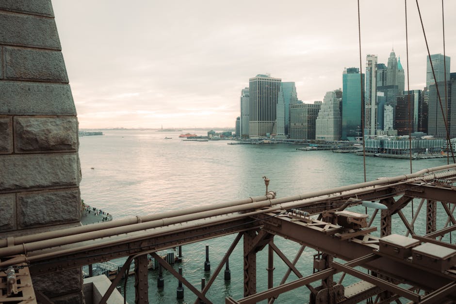 Uma vista deslumbrante do horizonte de Manhattan a partir da Ponte do Brooklyn ao pôr do sol.
