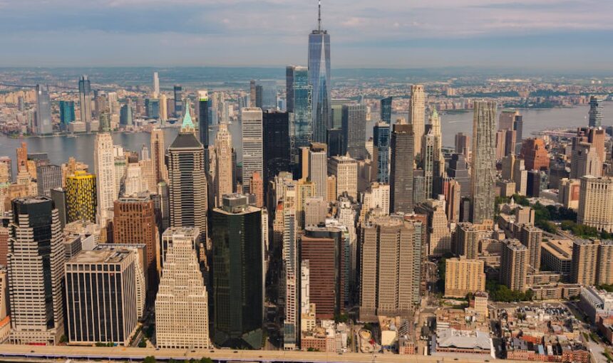 Vista aérea deslumbrante do horizonte de Nova Iorque, com o icónico One World Trade Center em destaque.