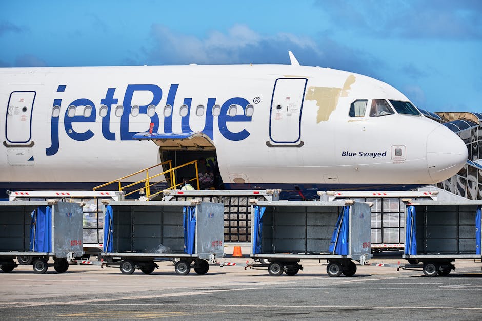 Avião da JetBlue com carrinhos de bagagem no Aeroporto de Punta Cana, República Dominicana.