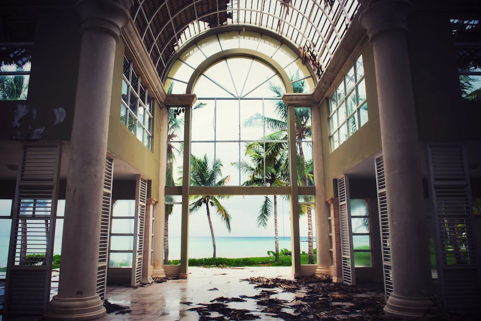 Explore as ruínas de um antigo resort com vistas deslumbrantes para o oceano em Punta Cana. Uma cena cativante de decadência encontra o paraíso.