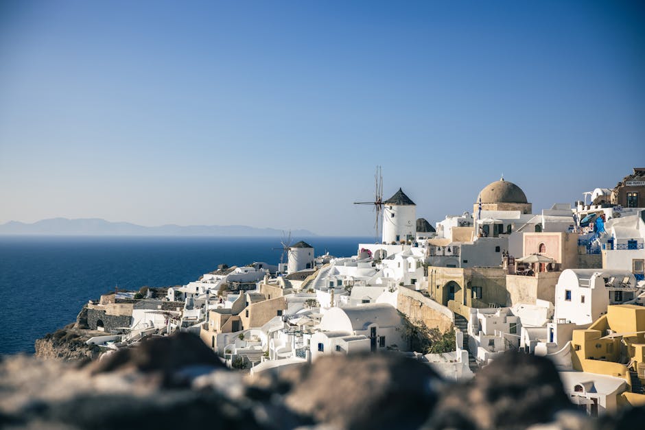 Descubra a deslumbrante arquitetura branca de Santorini, com os seus icónicos moinhos de vento e vistas de mar de cortar a respiração.