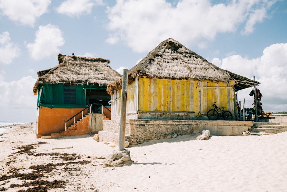 Agradáveis cabanas de praia com telhados de colmo numa costa arenosa e soalheira no México.