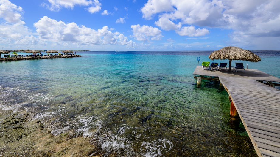 Águas cristalinas e uma praia serena em Bonaire, Caraíbas Neerlandesas.