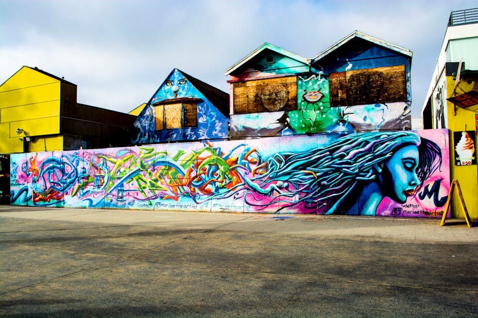 Mural de grafite colorido numa parede de rua em Los Angeles, a exibir a cultura da arte urbana.