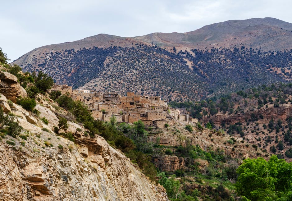 Vista pitoresca de uma aldeia histórica aninhada nas Montanhas Atlas de Marrocos.
